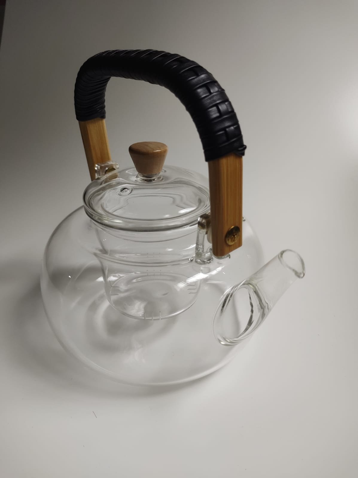 Tetera vidrio 1 L, manija de madera y cuero
