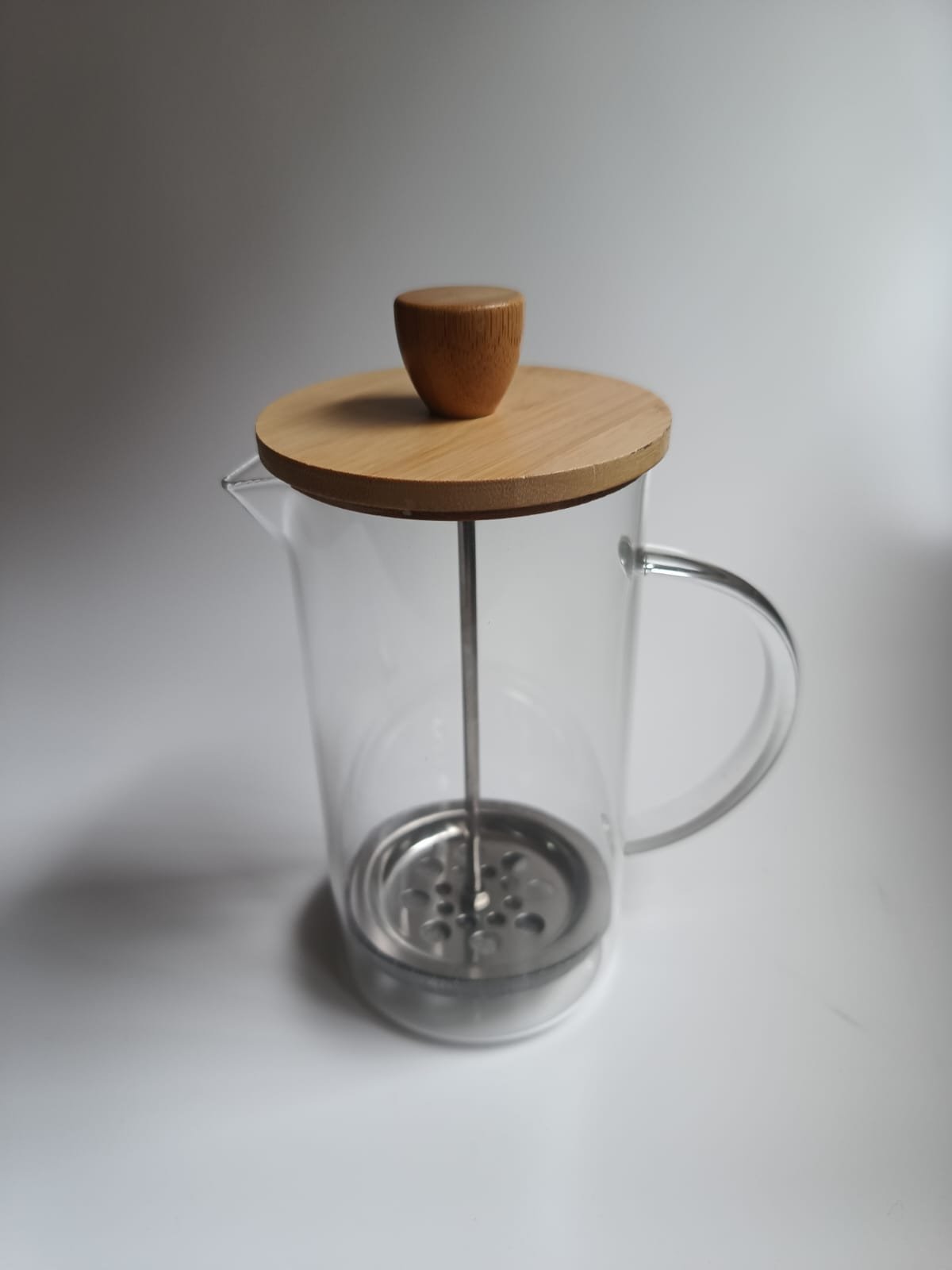 Cafetera de vidrio con tapa bambú